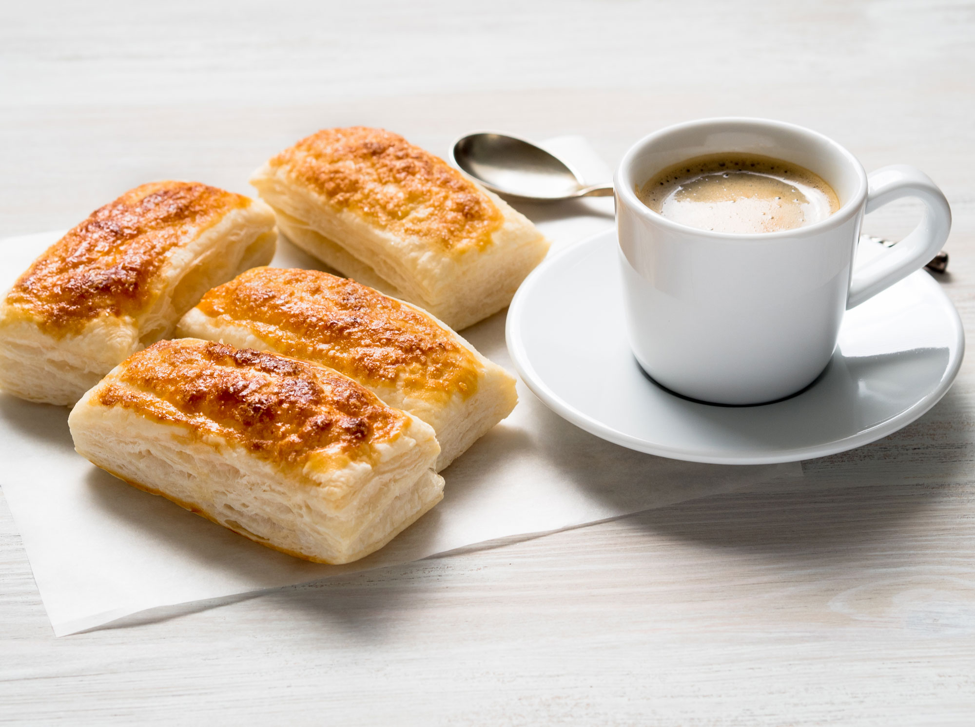 morning-breakfast-with-fresh-rolls-of-puff-pastry–6QTZNPX